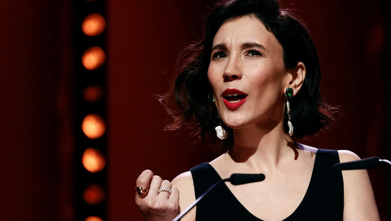 Eski cinsel içerikli yetişkin film yıldızı Sibel Kekilli'den cesur poz. Kırmızı iç gösteren bir bluzuyla göğüs dekoltesi ortaya çıktı. Hayranları şaşırdı - Resim: 13