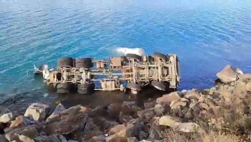 Elazığ'da feci kaza! Beton mikseri Hazar Gölü’ne uçtu! - Resim: 1