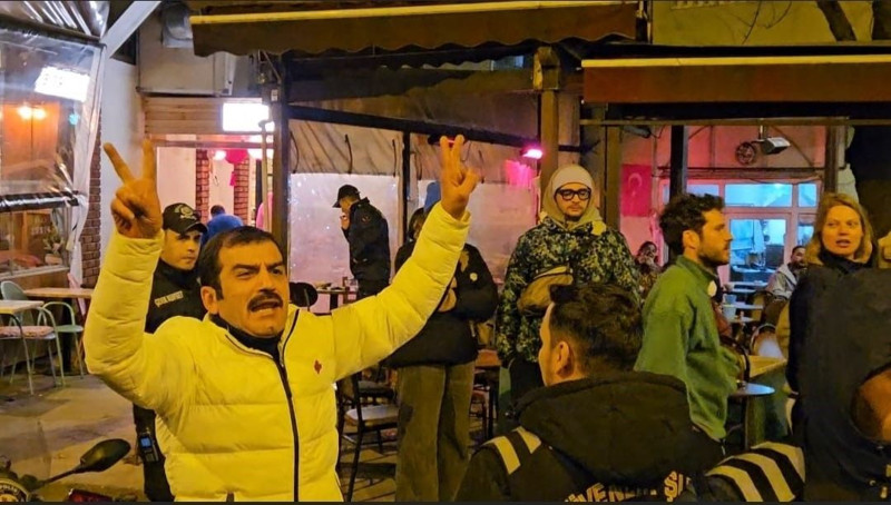 Oyuncu Ufuk Bayraktar 8 Mart yürüyüşünde olay çıkardı! Kadınlara laf attı, polis ekipleri devreye girdi - Resim: 3