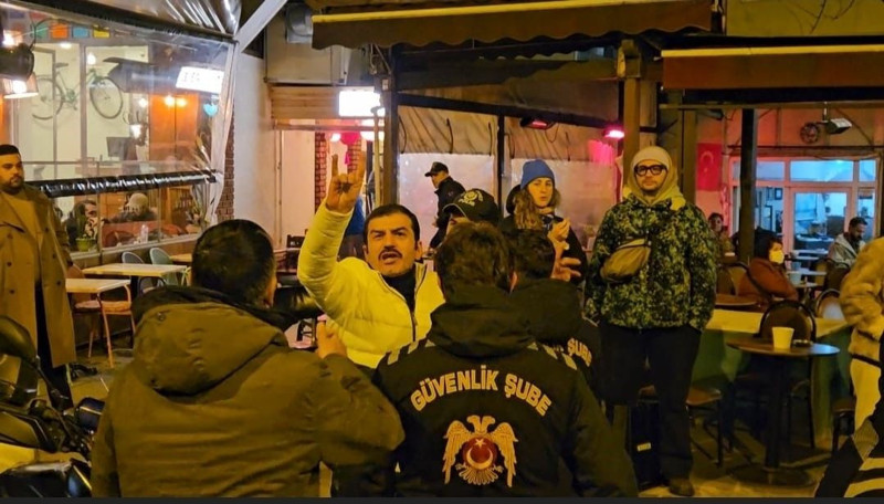 Oyuncu Ufuk Bayraktar 8 Mart yürüyüşünde olay çıkardı! Kadınlara laf attı, polis ekipleri devreye girdi - Resim: 5