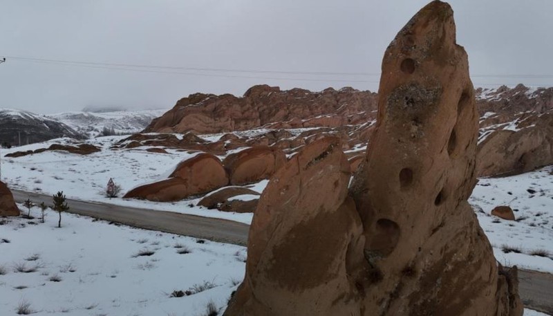 Sivas'a 20 kilometre uzaktaki doğa harikası bölgeye kar yağdı... Ortaya çıkan manzara görenleri kendisine bir kez daha hayran bıraktı - Resim: 3