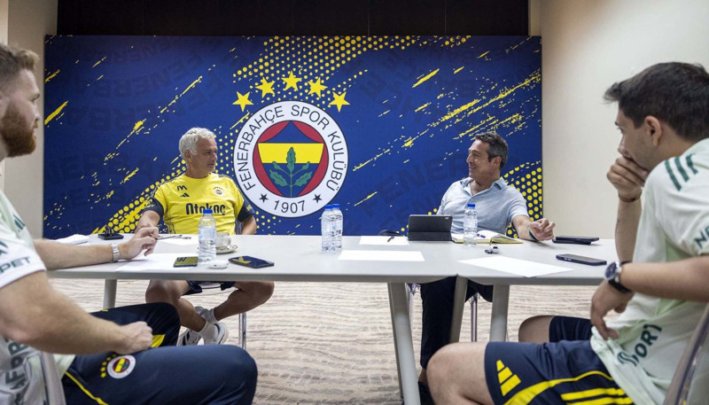 Mourinho’dan şok karar! 5 yabancı futbolcunun üzerini çizdi! Fenerbahçe’de gidecekler belli oldu - Resim: 1