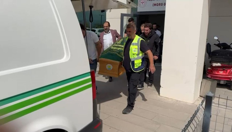 Ünlü sanatçı Güllü son yolculuğuna uğurlandı! Kızının feryadı yürekleri dağladı! "Annem gitti baba" - Resim: 3