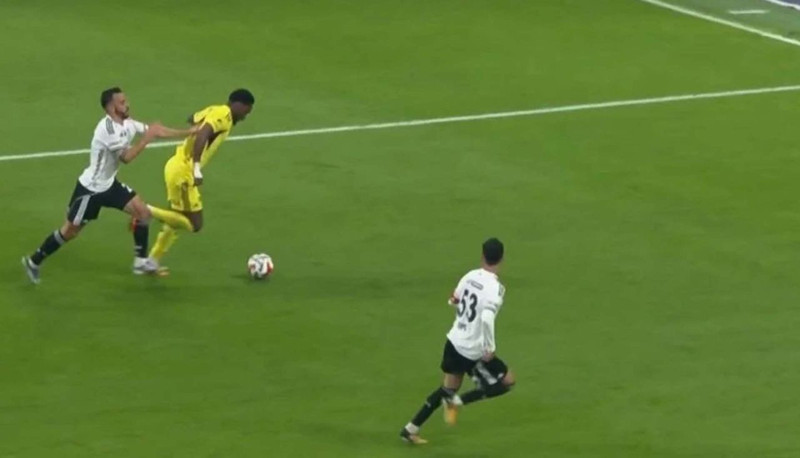 Beşiktaş- Fenerbahçe derbisine hakem Ali Yılmaz damga vurdu! 2 penaltı ve 2 kırmızı kartı atladı! İşte tartışmalı pozisyonlar - Resim: 17