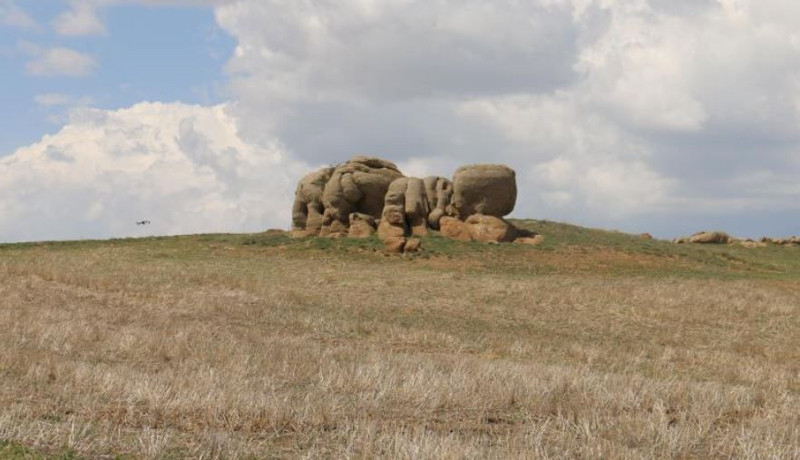 Sivas'ta bozkırın ortasında duruyor sırrı çözülemedi... Her biri 5 metreye kadar uzanıyor, yoldan geçen herkes yanında duruyor - Resim: 4