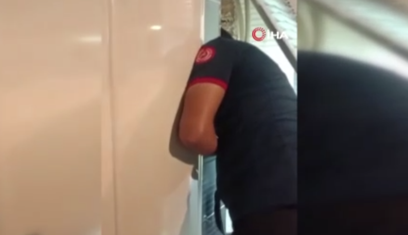 Batman’da binanın havalandırmasında mahsur kalan güvercin itfaiye ekiplerince kurtarıldı - Resim: 1