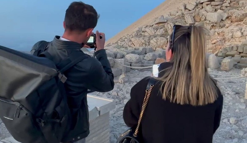 Adıyaman'da koruma altındaki Nemrut Dağı'nda tarihi heykellerin arasında  1 tanesi turistlerin önüne çıktı. Hepsi fotoğrafını çekmek için sıraya girdi - Resim: 1