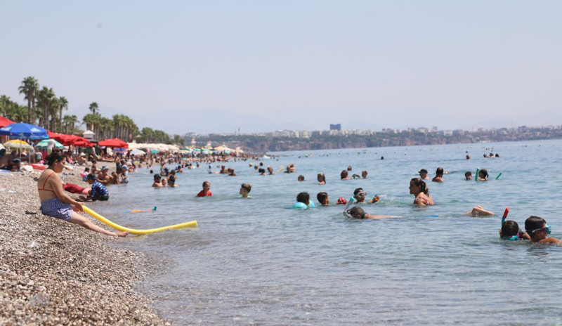 Antalya’da hava 43 dereceyi aştı, tatilciler 31 derecelik denizde serinledi - Resim: 3