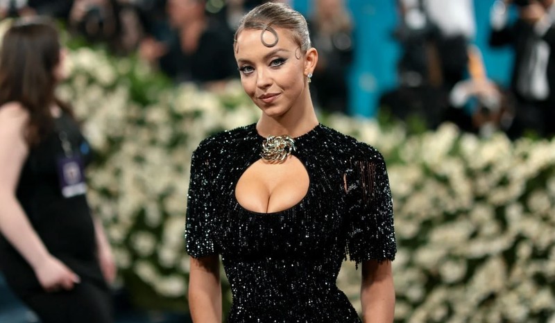 Ünlü oyuncu Sydney Sweeney'den şoke eden hamle! Yıkandığı banyo suyundan sabun üretti - Resim: 1