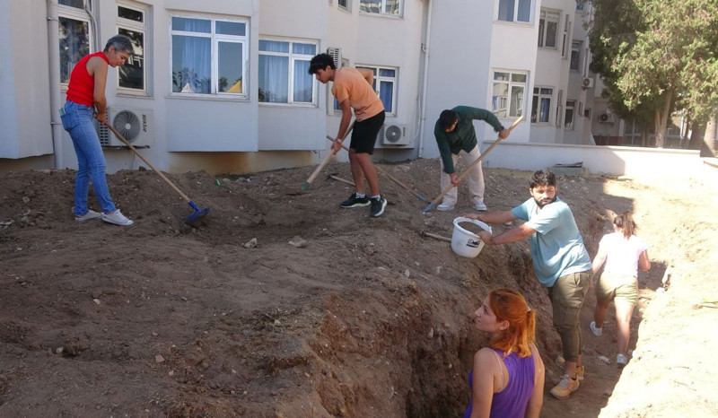 Mersin'de büyük kazı çalışması başladı! 4 yıldır toprak altındaydı, tam 16 metre uzunluğunda hepsi çıkarılacak - Resim: 1