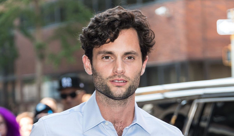 Başarılı oyuncu Penn Badgley'den Kur'an-ı Kerim itirafı! "Her zaman başucumdadır" diyerek anlattı, açıklamaları herkesi şaşırttı - Resim: 1