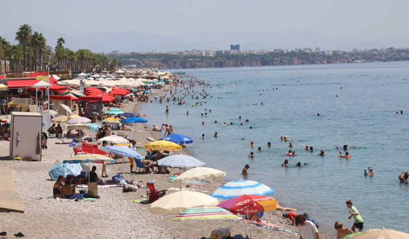 Antalya’da hava 43 dereceyi aştı, tatilciler 31 derecelik denizde serinledi - Resim: 4