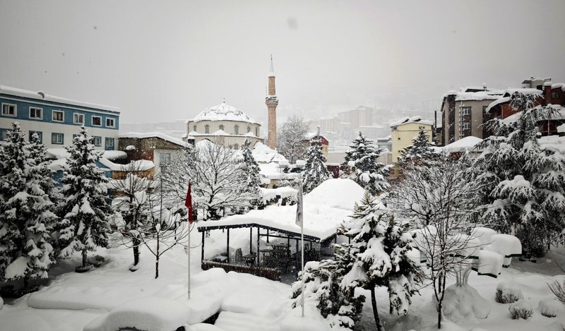 Artvin'de sabah başlayıp aralıksız devam etti. Kent merkezinde kar kalınlığı 1 metreye ulaştı - Resim: 3