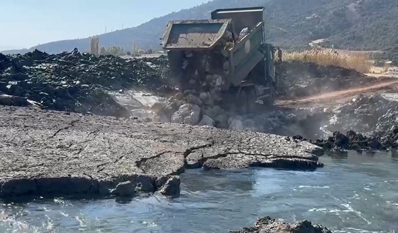 Isparta'nın doğal güzelliğiyle bilinen Eğirdir Gölü'nde yetkililer gelip iş makineleriyle kapatmıştı. 100 metre ilerde kendiliğinden yine açıldı - Resim: 2