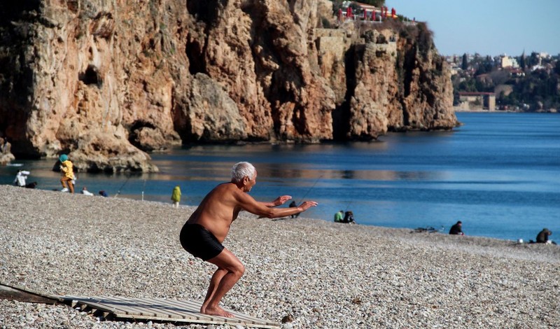 Antalya'ya kış uğramadı bile! Turistler kışın deniz keyfi yaptı - Resim: 8