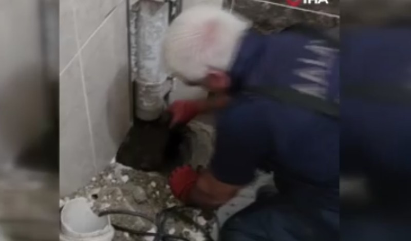Malatya'da ihbar üzerine giden ekipler, atık su hattındaki manzarayı görünce yürekleri sızladı. 1 saat boyunca uğraştılar - Resim: 2
