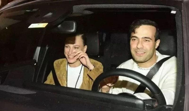 Serenay Sarıkaya'yla sessiz sedasız ayrılmıştı! Şarkıcı Mert Demir gizemli bir hanımefendinin gözlerine bakarak şarkı söyledi! O kişinin kim olduğu ortaya çıktı - Resim: 1