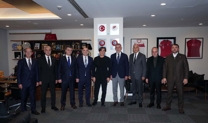 TFF Başkanı Hacıosmanoğlu, Montella ile vedalaştı! İtalyan teknik adama anlamlı hediye - Resim: 3