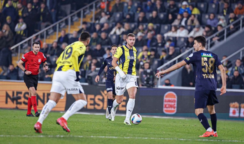 İtalyan muhabir duyurdu! Fenerbahçe’den kimsenin beklemediği hamle! Ali Koç’tan derbi sonrası 2.2 milyon euroluk yıldıza 1 yıllık sözleşme teklifi - Resim: 5