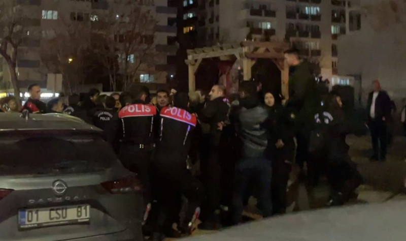 Cinayet davası sonrası adliye önünde arbede! Ortalık savaş alanına döndü! Çok sayıda yaralı ve gözaltı var - Resim: 2