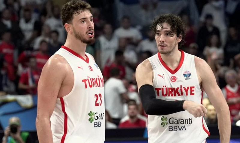 12 Dev Adam çeyrek finalde! Ebru Şahin ve Cedi Osman'dan aşk dolu zafer kutlaması - Resim: 1