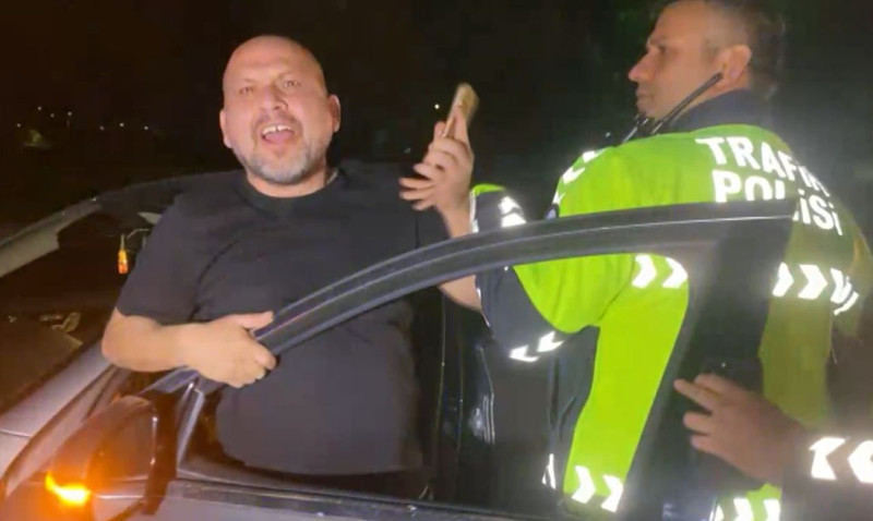 Lüks araç durduruldu, ortalık karıştı... Polisi tehdit edip, gazetecilere saldırdılar: "Babam savcı, valiyi arayacağım" - Resim: 3