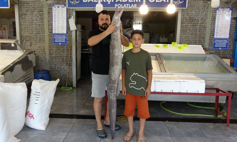 Mersin'de 2 metre uzunluğunda tezgaha serildi! Gelen geçen herkes baktı - Resim: 2