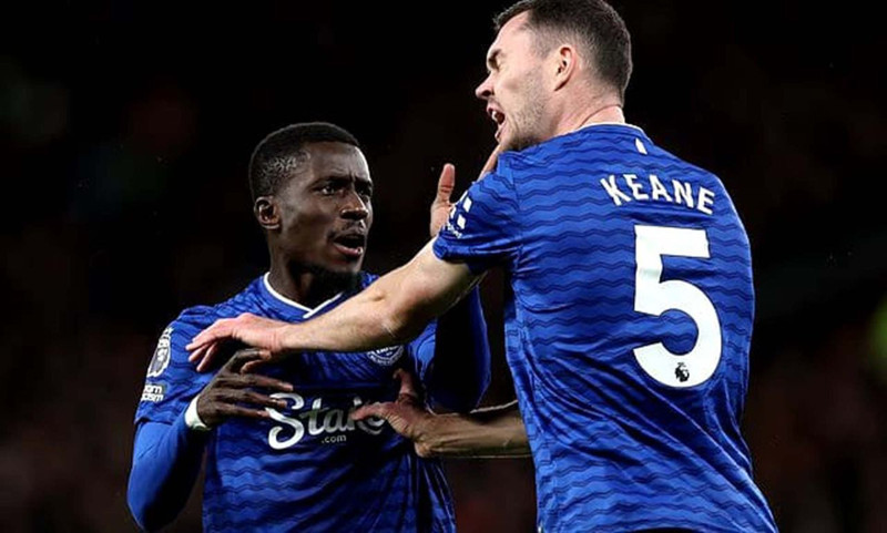 Dev maçta yıldız futbolcudan skandal hareket! Takım arkadaşına hamlesi ortalığı karıştırdı! Kırmızı kartla oyundan atıldı - Resim: 3