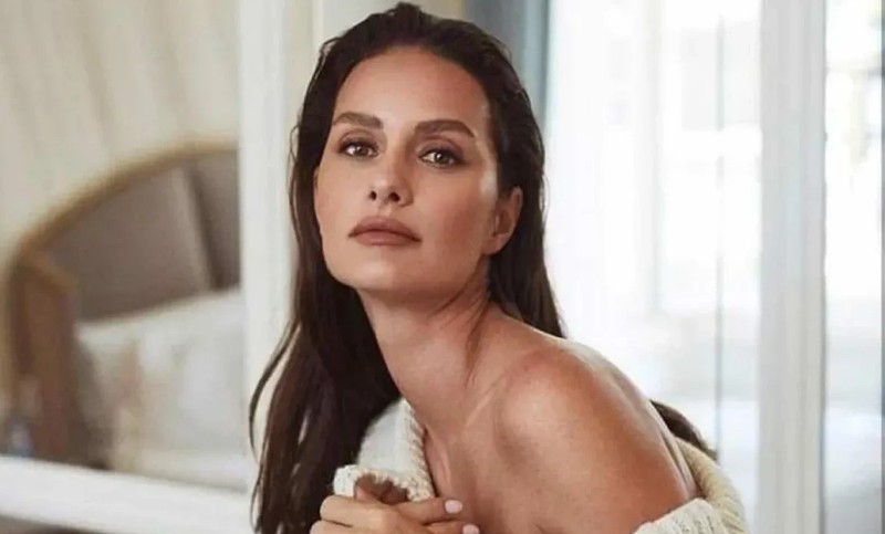 Yasemin Özilhan'dan mini etekli paylaşım: Fit haline beğeni yağarken, eleştirel yorumlar da geldi! - Resim: 1