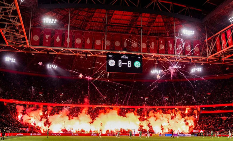 Dev maçta skandal! Stadyum alev aldı! Futbolcular soyunma odasına kaçtı, maç tatil edildi - Resim: 5