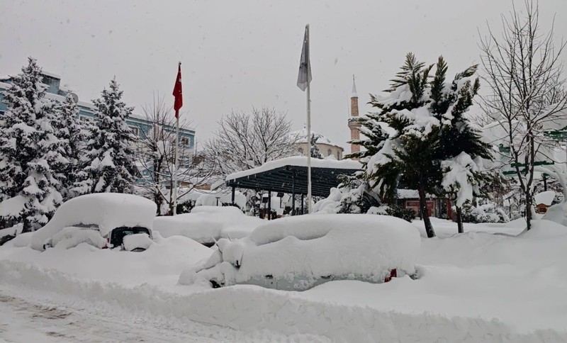 Artvin'de sabah başlayıp aralıksız devam etti. Kent merkezinde kar kalınlığı 1 metreye ulaştı - Resim: 1