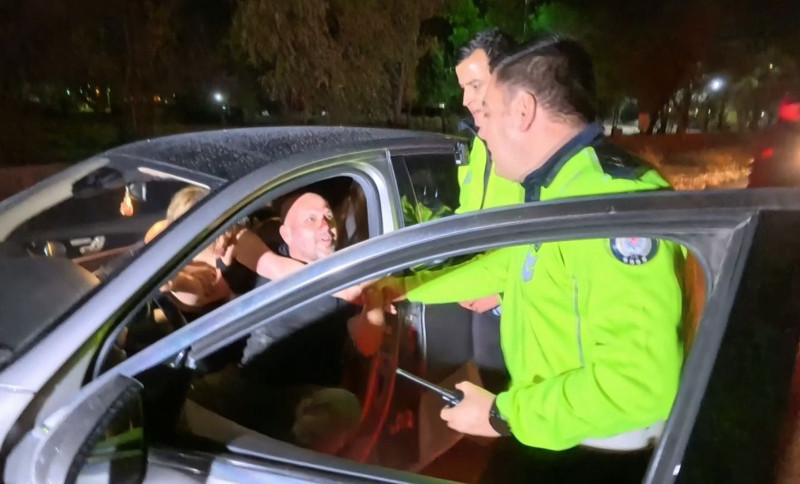 Lüks araç durduruldu, ortalık karıştı... Polisi tehdit edip, gazetecilere saldırdılar: "Babam savcı, valiyi arayacağım" - Resim: 5