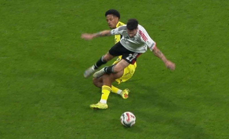 Beşiktaş- Fenerbahçe derbisine hakem Ali Yılmaz damga vurdu! 2 penaltı ve 2 kırmızı kartı atladı! İşte tartışmalı pozisyonlar - Resim: 8