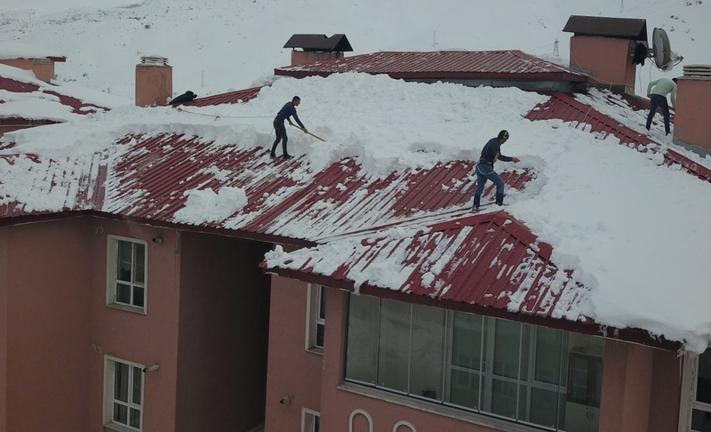 Bitlis’te 7 katlı binanın çatısında karlar arasındaki manzarayı görenler resmen dehşete düştü. Kar büyüledi ama o manzara herkesin yüreğini ağzına getirdi - Resim: 2