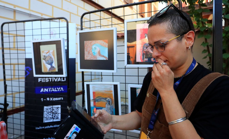 150'ye yakın eseri vardı! İranlı ressamı Antalya'da isyan ettiren olay - Resim: 1