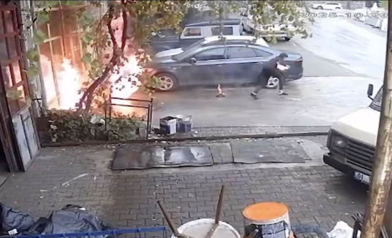 Oto tamirhanesinde dehşet anları! Alevler her yeri sardı: Yanmaktan böyle kurtuldular - Resim: 1