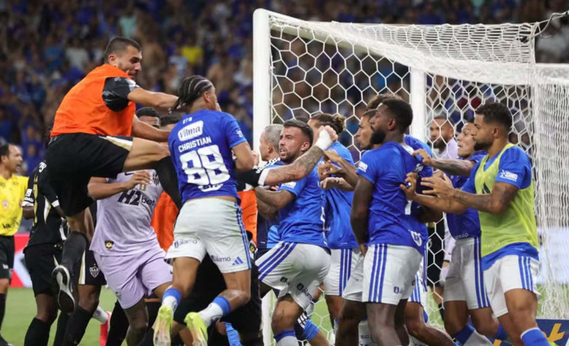 Dünya bu maçı konuşuyor! Yeşil saha boks ringine döndü: 46 oyuncu kavga etti, 23 kırmızı kart çıktı - Resim: 13