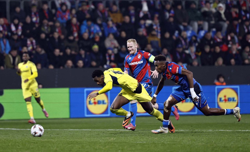 V. Plzen maçında skandal yönetim! Fenerbahçe’den Hollandalı hakeme sert tepki! "Futbolu bilmemek, korkaklık, eyyam ve tam bir skandal karar!" - Resim: 11