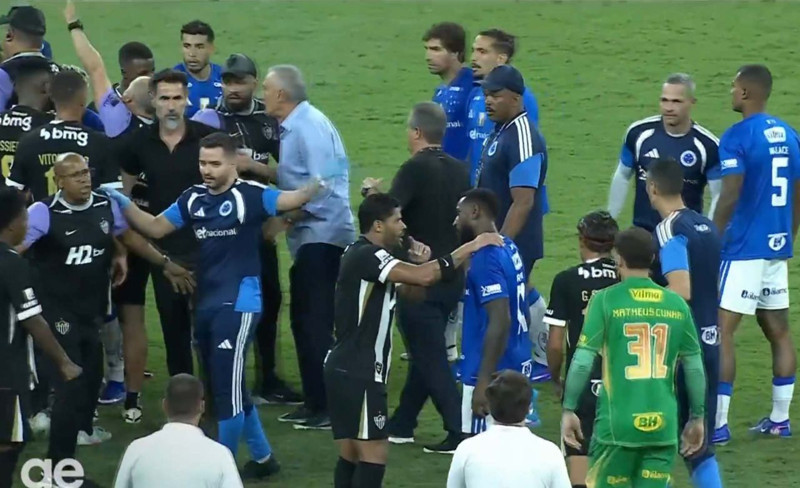 Dünya bu maçı konuşuyor! Yeşil saha boks ringine döndü: 46 oyuncu kavga etti, 23 kırmızı kart çıktı - Resim: 12