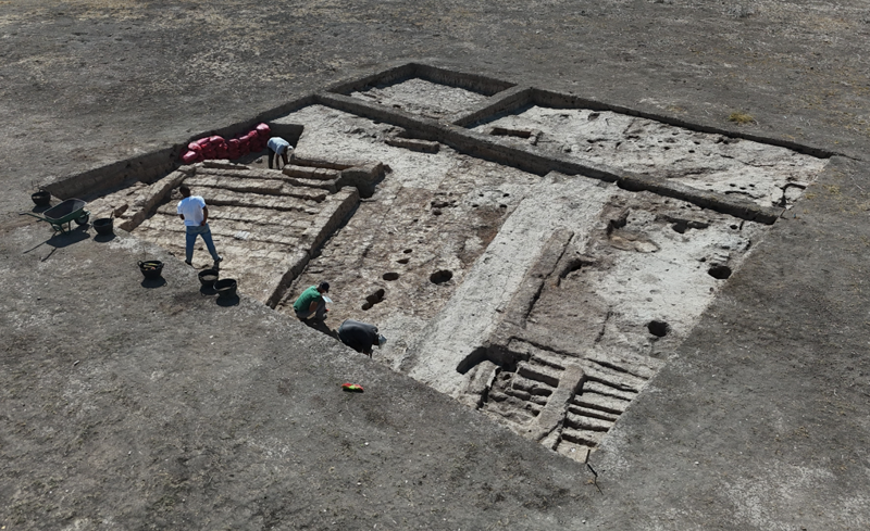 Hatay'da 7 bin 200 yıllık gizemli ayak izleri keşfedildi! 5 kişiye ait olduğu düşünülüyor - Resim: 3