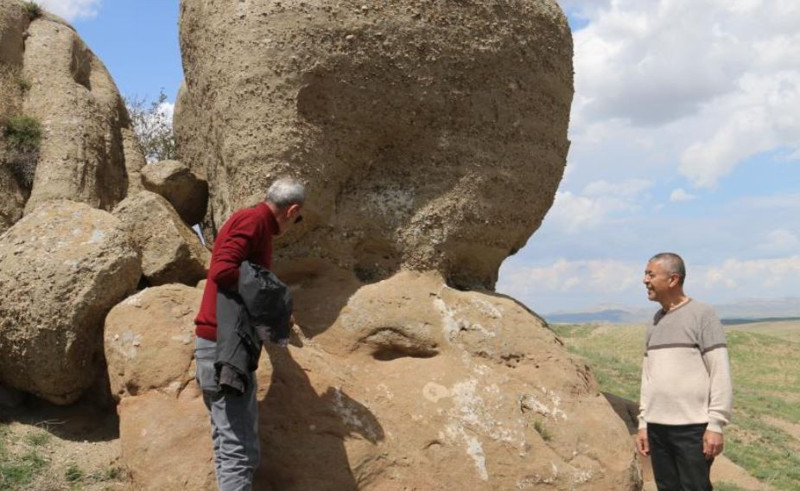 Sivas'ta bozkırın ortasında duruyor sırrı çözülemedi... Her biri 5 metreye kadar uzanıyor, yoldan geçen herkes yanında duruyor - Resim: 2