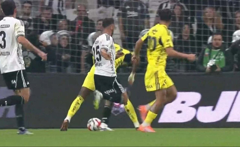 Beşiktaş- Fenerbahçe derbisine hakem Ali Yılmaz damga vurdu! 2 penaltı ve 2 kırmızı kartı atladı! İşte tartışmalı pozisyonlar - Resim: 16