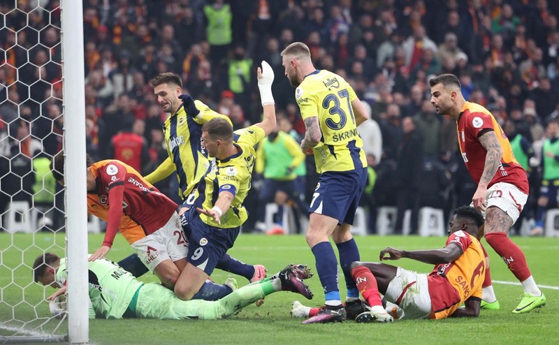 İtalyan muhabir duyurdu! Fenerbahçe’den kimsenin beklemediği hamle! Ali Koç’tan derbi sonrası 2.2 milyon euroluk yıldıza 1 yıllık sözleşme teklifi - Resim: 2