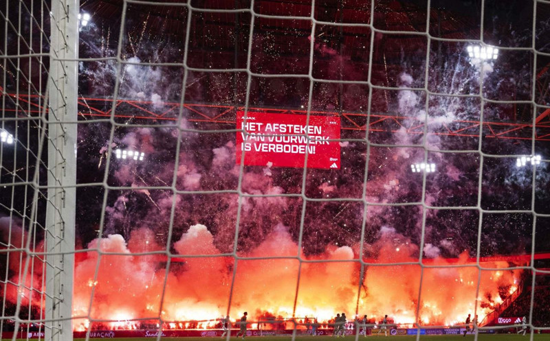 Dev maçta skandal! Stadyum alev aldı! Futbolcular soyunma odasına kaçtı, maç tatil edildi - Resim: 6