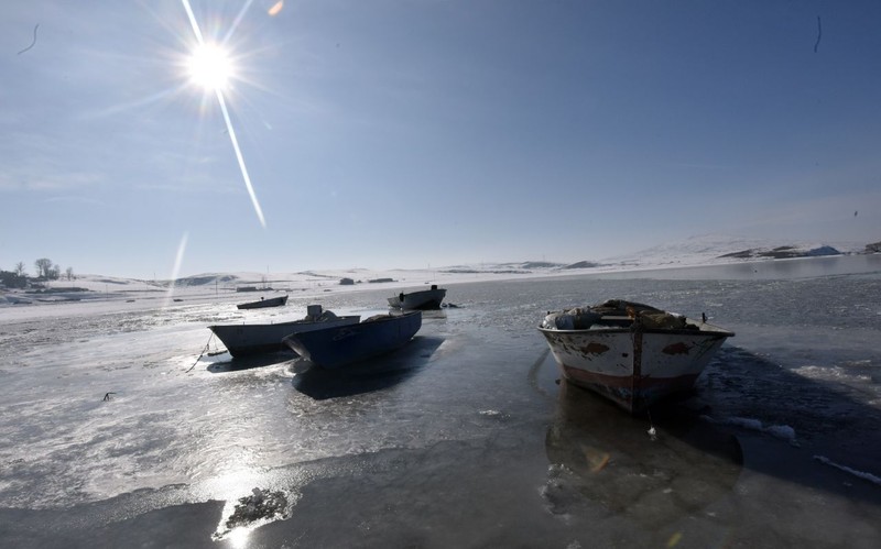 Bitlis'te hava sıcaklığı -10 dereceyi gördü. 40 kilometrekarelik göl, teknelerle birlikte buz tuttu - Resim: 3