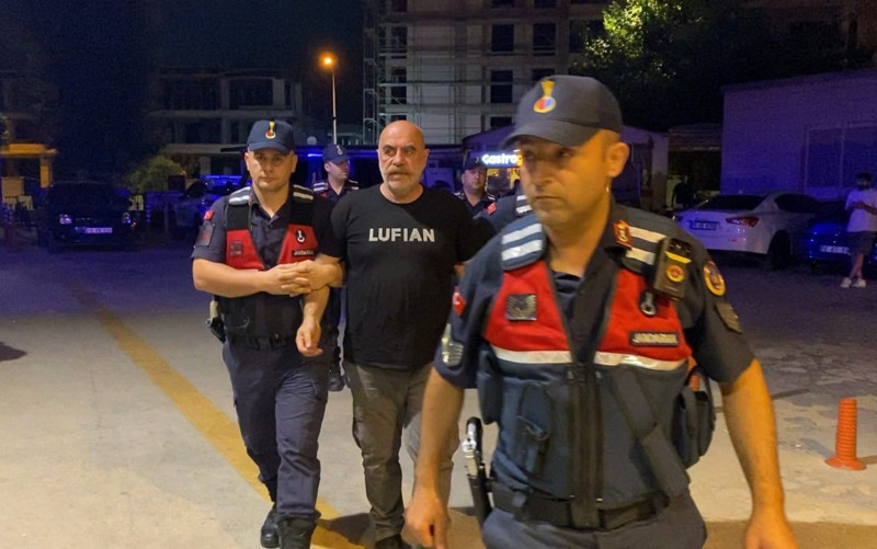 Ünlü isme gözaltı: Evinden bakın ne çıktı! Basına çattı: Niye çekiyorlar? - Resim: 5