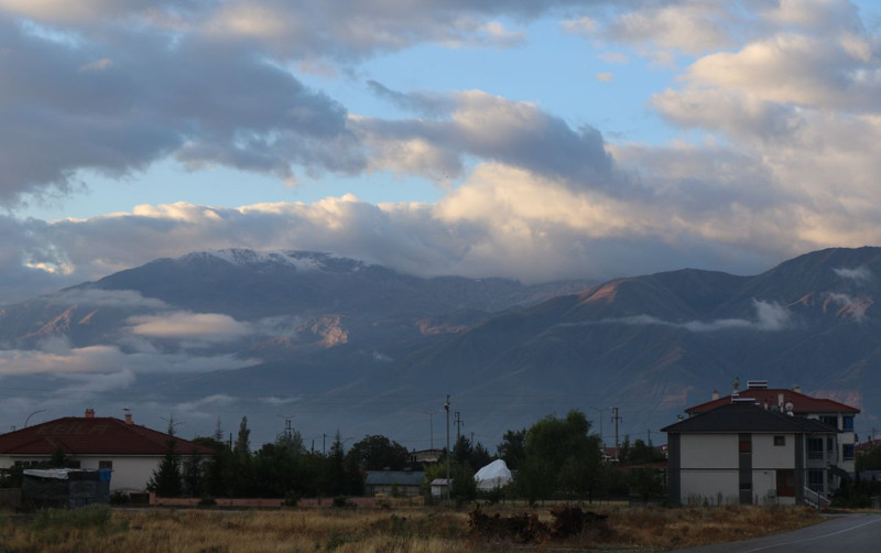 Erzincan’da Keşiş Dağı, Esence ve Munzur’un zirvesi beyaza büründü! Köylerde kış telaşı başladı - Resim: 2
