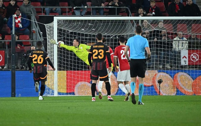 AZ Alkmaar maçının en iyi oyuncusu oldu! Galatasaray’da yıldız futbolcu performansıyla ayakta kaldı! Taraftarlar sadece onu beğendi - Resim: 1