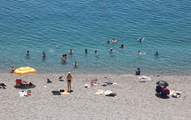 Antalya’da hava 43 dereceyi aştı, tatilciler 31 derecelik denizde serinledi - Resim: 2