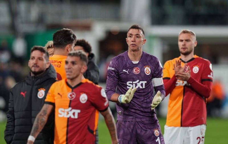 Galatasaray’da Muslera sıkıntısı! Hatalarının bedeli ağır oldu - Resim: 6